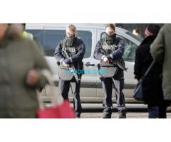 Deutsche blonde Polizistinen schützen am KölnerWeihnachtsmarkt mit Maschinenpistole ohne Magazin!
