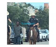 Stell Dir mal vor Du bist als Tourist unterwegs und wirst von der Polizei in Texas so abgefürt!