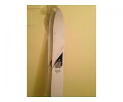 Biete; Original Apple Ski; 200cm neu, ungebraucht; ca. 20 Jahre alt;