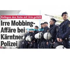 die österreichischen Polizeibeamten dem Kollegen in den Polizeihelm pinkeln!!