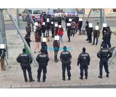 Warum schreiben mehr als 70 Polizisten Überstunden für die Bewachung von Spaziergängern in Fehring?
