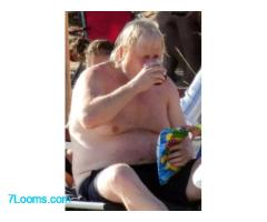 Boris Johnson bei seiner Lieblingsbeschäftigung: während andere sterben, lungert der Kriegstreiber