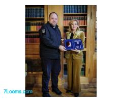 Frau Julia Klöckner, deutsche Bundestagspäsidentin, erhält den Verdienstorden der Ukraine.