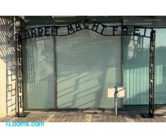 Vor dem Finanzamt Eggenfelden ist von Unbekannten ein Holzgestell aufgestellt worden !