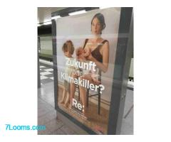 „In Deutschland zeigen Werbeplakate in U-Bahn-Stationen eine Mutter mit zwei kleinen Kindern. ;